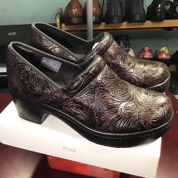 Lands' End Brown Etched Floral Clogs. - Picture 3 of 12